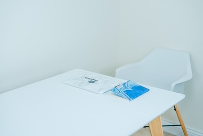 蓝白书覆盖表前面的扶手椅
